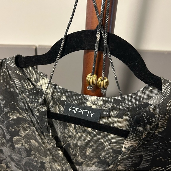 X small flowy cropped bell sleeved blouse w/ ties containing gold metal balls. - Picture 4 of 5